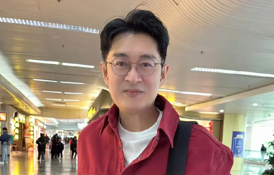 ▲黃安返台探親開車時，自己錄下他邊開車邊使用手機的畫面，已明顯違規，可被開罰3000元。（圖／微博@黃安）