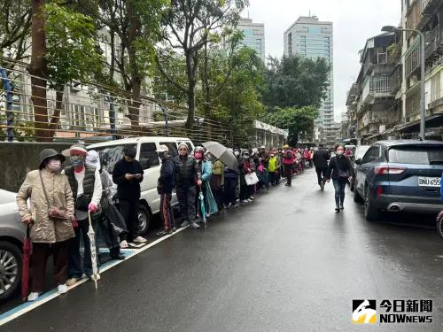 ▲民眾在冷風中排隊領湯圓。（圖／記者林怡昕攝，2025.02.09）