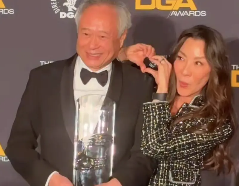 ▲李安（左）獲美國導演工會獎頒發終身成就獎，楊紫瓊擔任頒獎人，見到他時開心比出許多可愛、趣味的動作。李安也表示希望自己的事業是永遠不會結束的電影學校，顯然不想從電影界「畢業」。（圖／摘自IG）