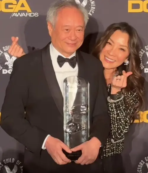 ▲楊紫瓊(右)在昔日曾合作的老搭檔李安身旁大放送「手指愛心」。(圖/摘自IG) ▲楊紫瓊(右)在昔日曾合作的老搭檔李安身旁大放送「手指愛心」。(圖/摘自IG)