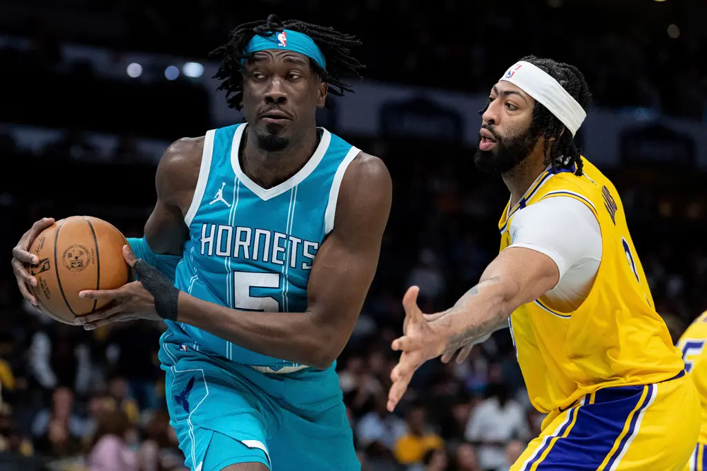 ▲Williams（左）未通過湖人隊內體檢，交易被迫取消，黃蜂球團稍早也發正式聲明回應，但並未談及原因，僅透露：「我們很高興歡迎馬克回到夏洛特。」，而湖人球團方面則拒絕公開體檢報告內容。（圖／美聯社／達志影像）