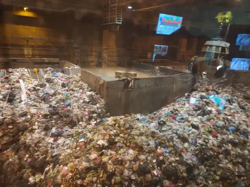 ▲刑警大隊佐警會同市府環保局人員，到仁武焚化爐進行擴大搜索，希望能找到關鍵頭顱。（圖／高雄市刑大提供）