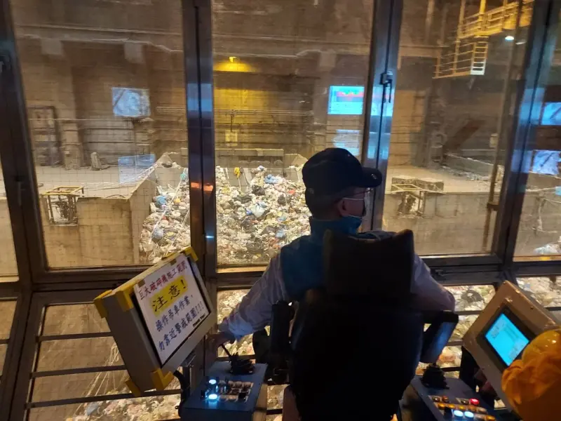 ▲刑警大隊佐警會同市府環保局人員，到仁武焚化爐進行擴大搜索，希望能找到關鍵頭顱。（高雄市刑大提供）