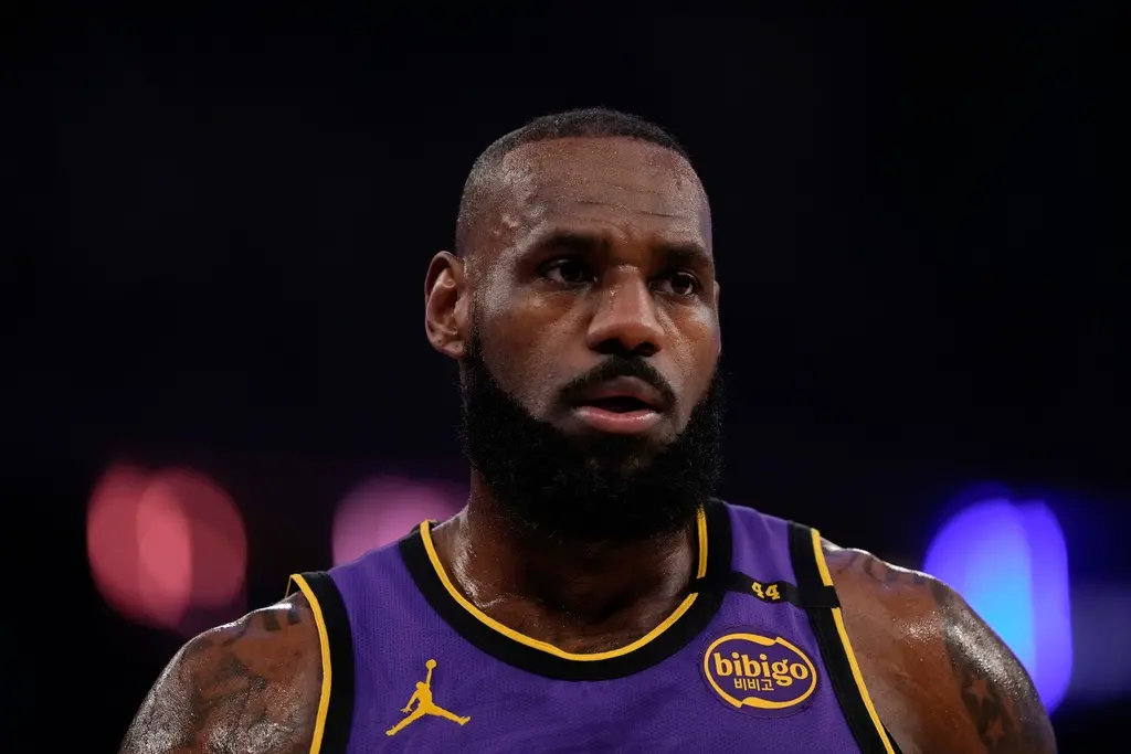 ▲湖人因Williams交易取消，中鋒無人問題難解，替補中封無法打季後賽，球員名單又爆滿，最終恐真的得讓40歲老漢LeBron短暫扛中鋒。（圖／美聯社／達志影像）