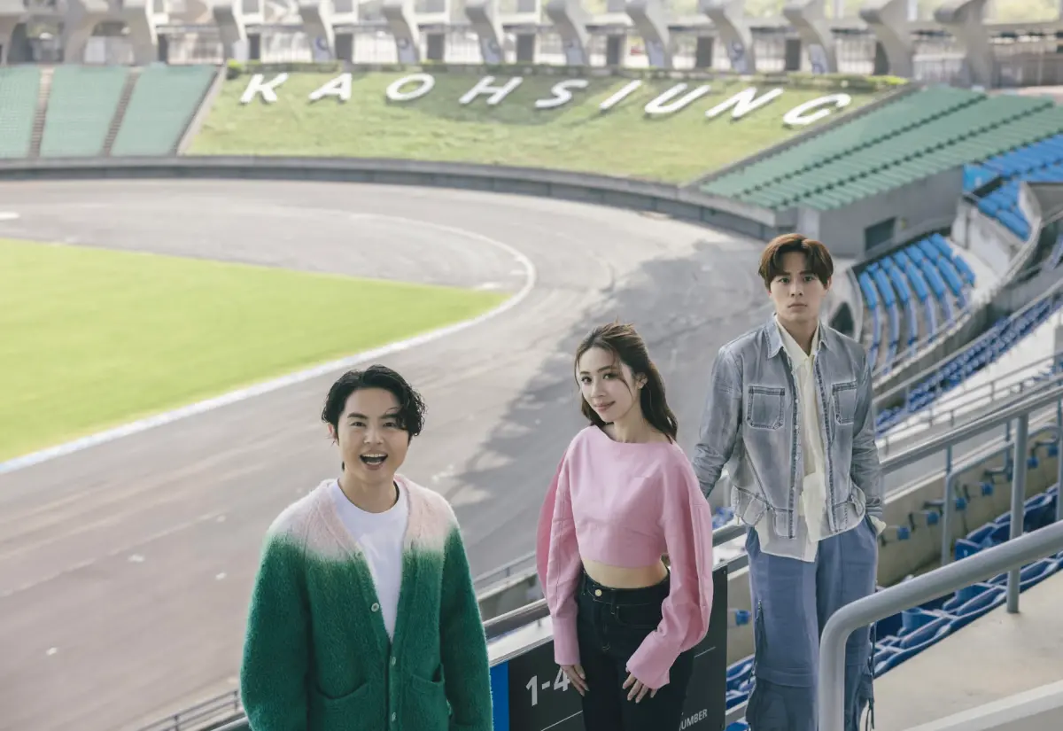 ▲告五人4月將在高雄世運主場館開唱，門票本月15日起在拓元售票系統開賣，他們先下去進行場勘。而他們的吉祥物告五豬也在高雄流行音樂中心旁以光雕裝置藝術的形式出現，鋒頭不輸給吉伊卡哇。（圖／相信音樂提供）