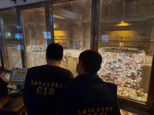 ▲警方協同高雄市政府環保局針對垃圾車、焚化爐等處擴大搜尋證物。（圖／記者郭凱杰翻攝）