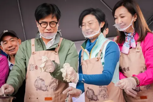 ▲立委林岱樺偕同市長陳其邁參加今天林園洋蔥節開幕，並在現場製作相關料理，刺激在地洋蔥買氣(圖／立委林岱樺辦公室提供)