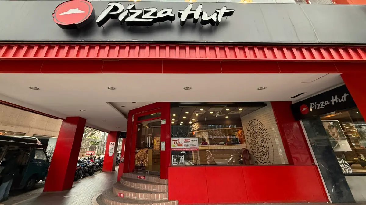 ▲速食控最愛「披薩、烤雞吃到飽」快成絕響！34年「必勝客歡樂吧」敦化店因租約到期今最後一天營業，記者直擊現場人潮有點冷清，同時小巨蛋YOASOBI「超現實」演唱會的排隊人潮，有如時代眼淚對比。（圖／記者蕭涵云攝）