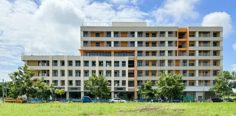 ▲位於台南市東區、緊鄰巴克禮紀念公園的「巴克禮和睦居」是由凜冽集團所打造的養生宅,主打由醫護、健康管理與成人教育等專業團隊。(圖/台糖提供)