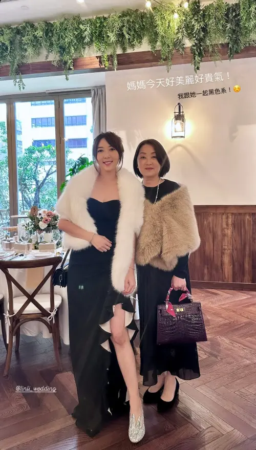 ▲五熊曝光與父母的合照。（圖／翻攝自五熊 IG）