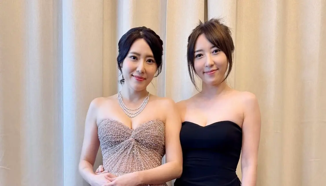 ▲五熊（右）到香港參加姊姊蔡函岑（左）的婚禮，只見姊妹倆都身穿平口禮服，秀出超好身材。（圖／翻攝自五熊 IG）