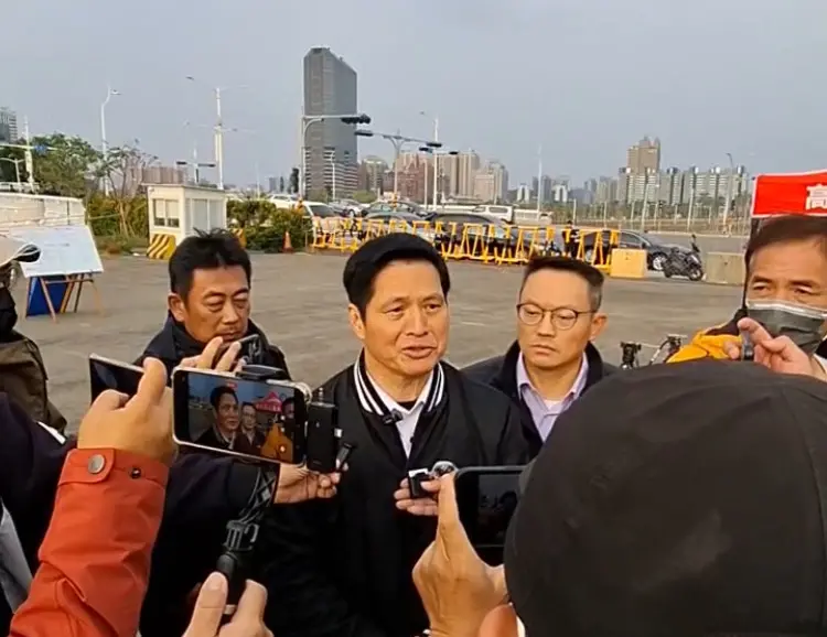 ▲高市警局長林炎田今天前往前鎮河打撈現場慰問工作人員時表示，專案小組正在嚴密蒐證張嫌犯下的罪嫌，因此他逃不掉的。(圖／高市警局刑事大隊提供)