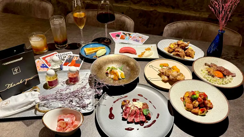 ▲藝人周杰倫、許光漢愛店在台北東區新開幕「UCHI吾居炭火餐酒」擁有KTV包廂，炭火直烤的西式日料，搭配冠軍聯名調酒。情人節套餐贈送BY YAN香氛，推薦菜單開箱，快預約訂位。（圖／記者蕭涵云攝）