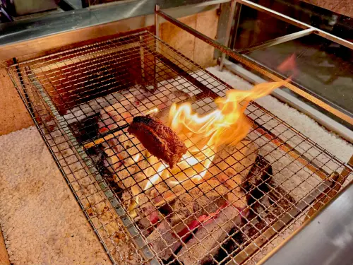 ▲吾居炭火私廚新開幕品牌「UCHI吾居炭火餐酒」，延續炭火直烤的核心。（圖／記者蕭涵云攝）