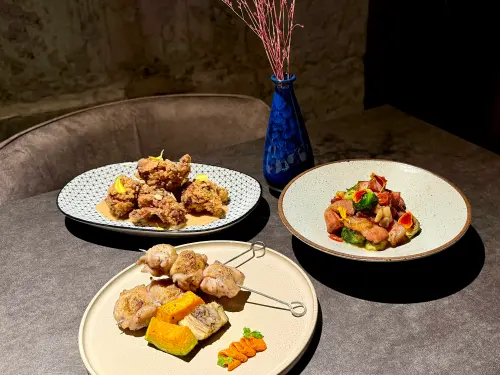 ▲「UCHI吾居炭火餐酒」推薦菜色，左起：炸物「唐揚雞/辣味噌」260元、烤物「雞腿/辣椒奶油」280元、熱前菜「炒孢子甘藍/楓糖培根/辣椒」260元。（圖／記者蕭涵云攝）