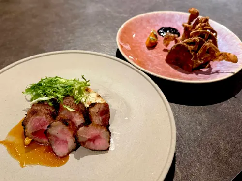 ▲主餐「豬老饕/紅酒番茄/柚子烏醋醬」480元。（圖／記者蕭涵云攝）