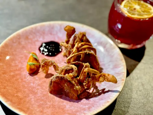 ▲炸物「軟殼蟹/鹹蛋黃醬/洛神花」320元。（圖／記者蕭涵云攝）