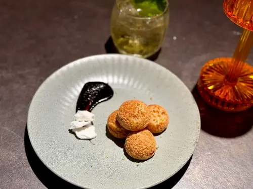 ▲「鹹泡芙/蘑菇肝醬」180元，咬下有驚喜感。（圖／記者蕭涵云攝）