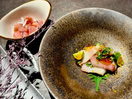 ▲情人節套餐有漬物「櫻桃蘿蔔/鹽麴」120元、「稻燻青甘/橙醋凍/百里香/大葉」320元。（圖／記者蕭涵云攝）