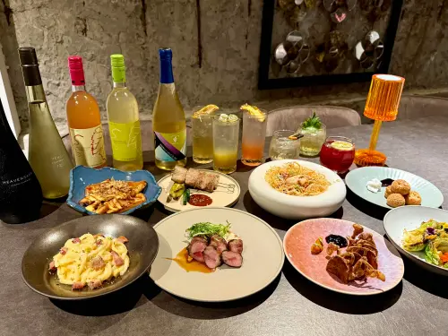 ▲「UCHI吾居炭火餐酒」平時精選約30款日本酒類供配搭。並邀請Drizzle by Fourplay冠軍調酒師Allen量身打造聯名調飲，有酒精調酒皆為330元、無酒精調飲皆為280元。（圖／記者蕭涵云攝）