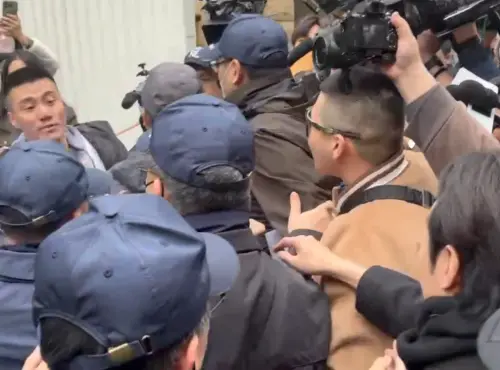 網紅八炯、閩南狼站台挺罷免李彥秀　藍青年火爆鬧場叫囂
