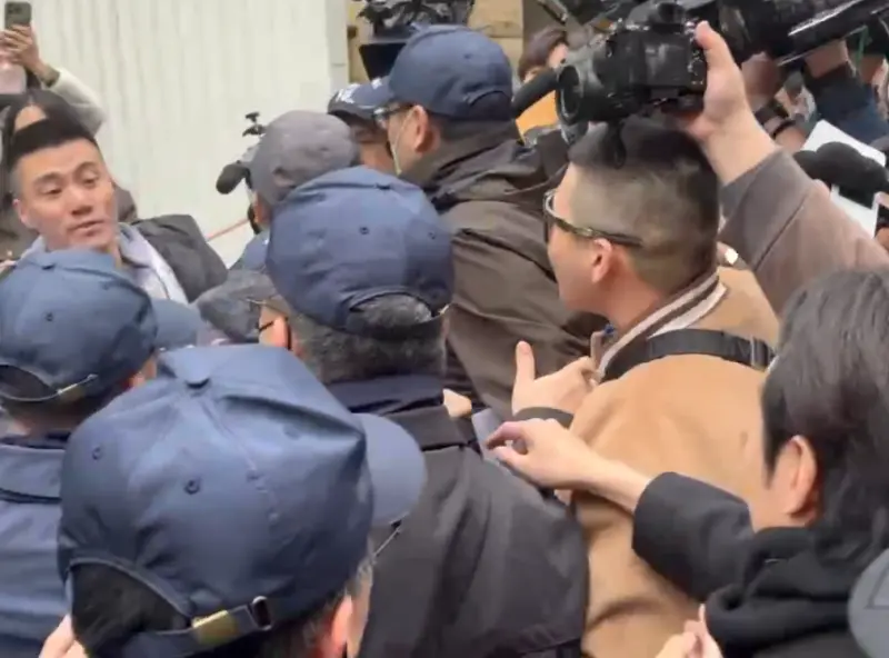 ▲藍營青年丁瑀和閩南狼隔著人牆對嗆。（圖／讀者提供）