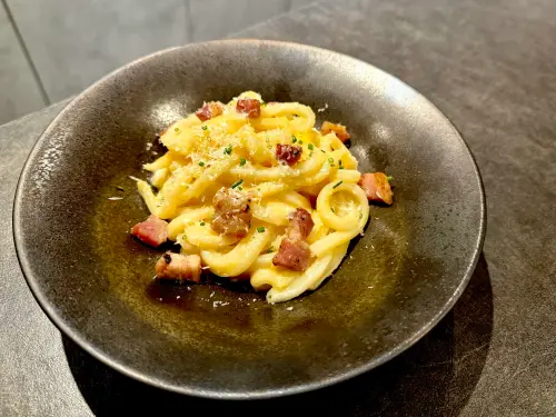 ▲有新意又討喜的「培根蛋黃烏龍麵」240元。（圖／記者蕭涵云攝）