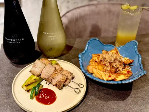 ▲左起：烤物「松阪豬/蜜味噌」280元、炸物「薯條/起司醬/大阪燒醬」180元。（圖／記者蕭涵云攝）