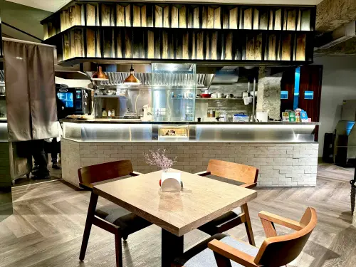 ▲「UCHI 吾居炭火餐酒」半開放式廚房設計好搶眼。（圖／記者蕭涵云攝）