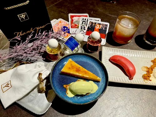 ▲「UCHI 吾居炭火餐酒」情人節套餐與屏東屏南商行「果園先生」合作，還贈送「BY YAN PERFUME 情人節限定香氛噴霧」。（圖／記者蕭涵云攝）