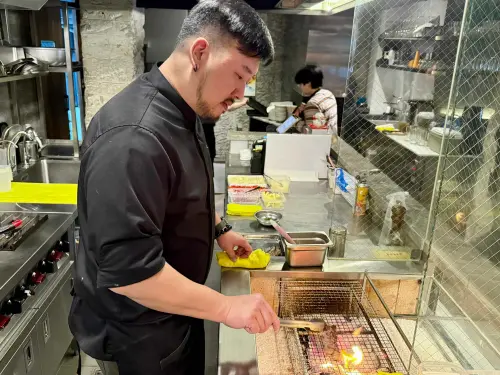 ▲造訪「UCHI吾居炭火餐酒」看得到炭火料理過程。（圖／記者蕭涵云攝）