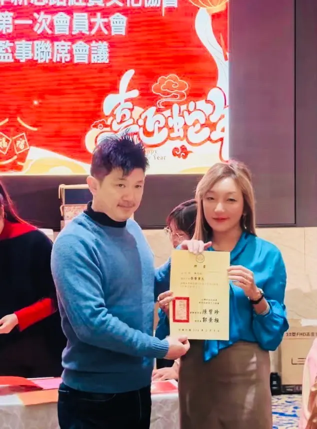 ▲台灣新住民兩岸新思路經貿文化協會理事長郭景桓今日頒發榮譽理事長聘書給朱先仙。（圖／協會提供）