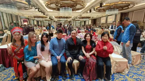 ▲中國國民黨主席朱立倫（右三）、向日葵基金會董事長陳俗蓉以及立委楊瓊瓔立委前往致意。（圖／協會提供）