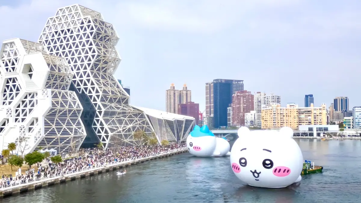 ▲吉伊卡哇漫遊至音浪塔找小八貓相見歡。（圖／高市府觀光局提供）