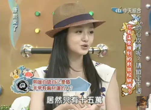 ▲▼大S（左）趁機會回饋給辛苦的工作人員，即便倒賠也是笑笑看待。（圖／翻攝自我愛貓大官方YouTube）