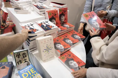 ▲《如有神在：楊麗花與她的時代》是歌仔戲國寶楊麗花親自參與、認證的專書，她的演藝人生和時代脈動的演變，都在書中做了紀錄。（圖／國家影視聽中心提供）