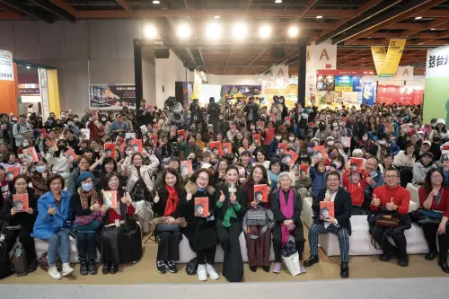 ▲金鐘獎得主陳亞蘭（最前排中）代替師父楊麗花會見不同年齡層的歌仔戲迷，場面熱鬧。（圖／國家影視聽中心提供）