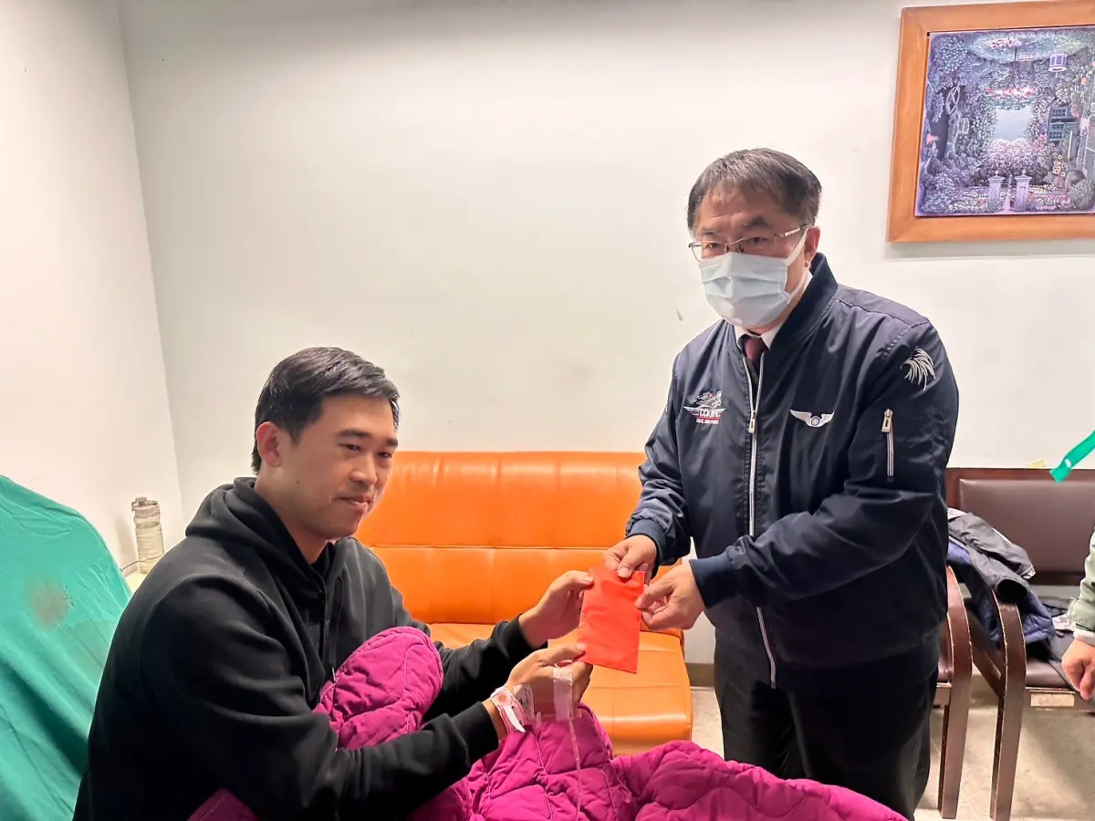 ▲台南市值勤員警遭持刀男劃傷，市長黃偉哲偕市警局局長林國清前往探視盼不再有意外發生。（圖／臺南市政府警察局第五分局提供）