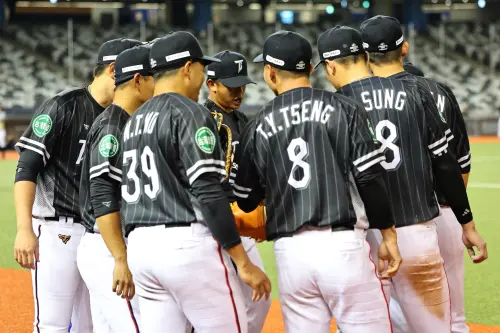 ▲2026年第6屆WBC世界棒球經典賽資格賽中華隊在臺北大巨蛋集訓，今（9）日進行首場閉門模擬比賽與戰術演練，特別商請台鋼雄鷹協助擔任練習的模擬對手，打線敲出9安打拿5分，其中陳子豪首打席就敲出一發兩分砲，中華隊則是派出7位投手輪流登場模擬比賽。（圖／中職提供）