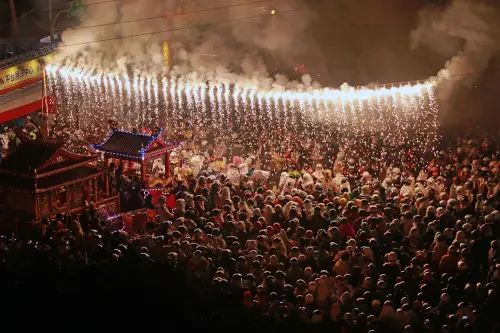 2026鹽水蜂炮3/2登場！時程表、遶境路線、裝備、交通與交管攻略