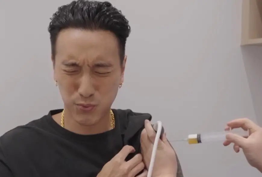 ▲王陽明在澳洲打球時出事了，腳踝扭傷導致韌帶撕裂、2處骨裂，他緊急返台治療後，傷勢現況曝光，王陽明打針表情相當痛苦。（圖／王陽明IG）