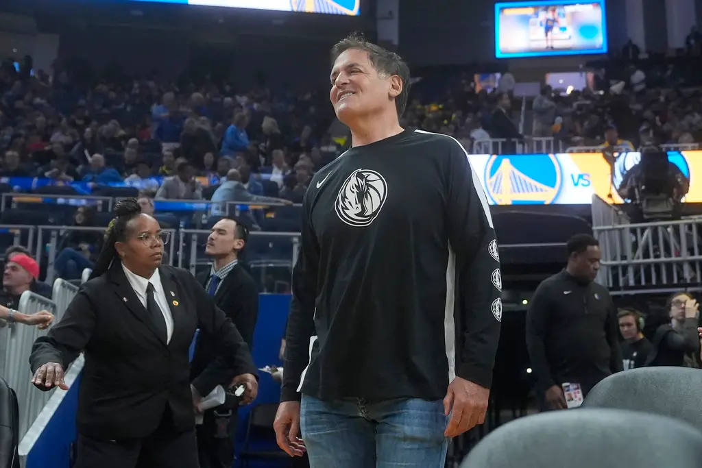 ▲根據NBA記者Marc Stein報導指出，Mark Cuban在得知Luka Doncic將被交易時，曾極力勸說Nico Harrison不要完成交易，但為時已晚，最終Doncic還是離開獨行俠。（圖／美聯社／達志影像）