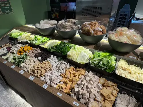 ▲火鍋店本身的優勢，對於廚師本身的專業要求不用特別高，主餐與湯底大多能事先備好，後續烹煮更是客人自己動手