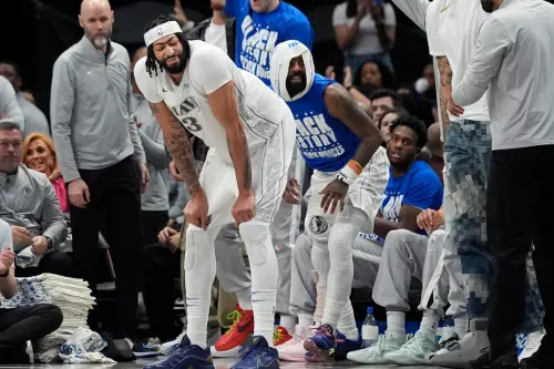 達拉斯獨行俠中鋒Anthony Davis,在昨(9)日的比賽中因傷提前離場,賽後確診為左側外展肌傷勢,根據最新消息指出Davis將缺席明日獨行俠對上沙加緬度國王的比賽。(圖/美聯社/達志影像) ▲達拉斯獨行俠中鋒Anthony Davis,在昨(9)日的比賽中因傷提前離場,賽後確診為左側外展肌傷勢,根據最新消息指出Davis將缺席明日獨行俠對上沙加緬度國王的比賽。(圖/美聯社/達志影像)