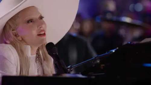 ▲Lady Gaga 在 2025 年超級盃上演唱《Hold My Hand》（圖／NFL YouTube）