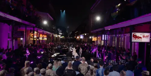 ▲Lady Gaga 在 2025 年超級盃上演唱《Hold My Hand》（圖／NFL YouTube）