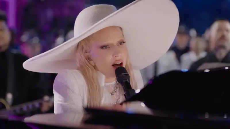 ▲Lady Gaga在2025超級盃開幕式上，演唱歌曲〈Hold My Hand〉，這首歌在紐奧良波本街預錄，只為哀悼恐怖攻擊案及洛杉磯野火的逝者，讓不少歌迷聽哭。（圖／NFL YouTube）