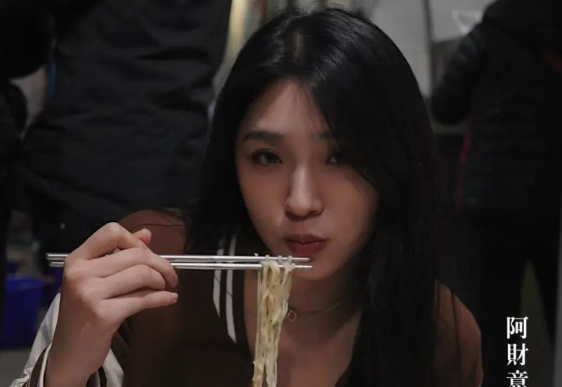 ▲南投縣南投市公所和在地戲院合作舉辦美食接龍遊戲，一名正妹參賽者在意麵攤用餐，美貌意外吸引許多網友注意。（圖／翻攝自Threads＠ziyuuu____）