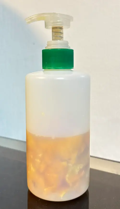 ▲陳映如提醒，該方法適用於任何品牌的洗碗精，不受品牌限制，且放入洗碗精內的橘皮無需取出，等到整瓶洗碗精使用完畢後，再一併清理即可。（圖／翻攝陳映如臉書）