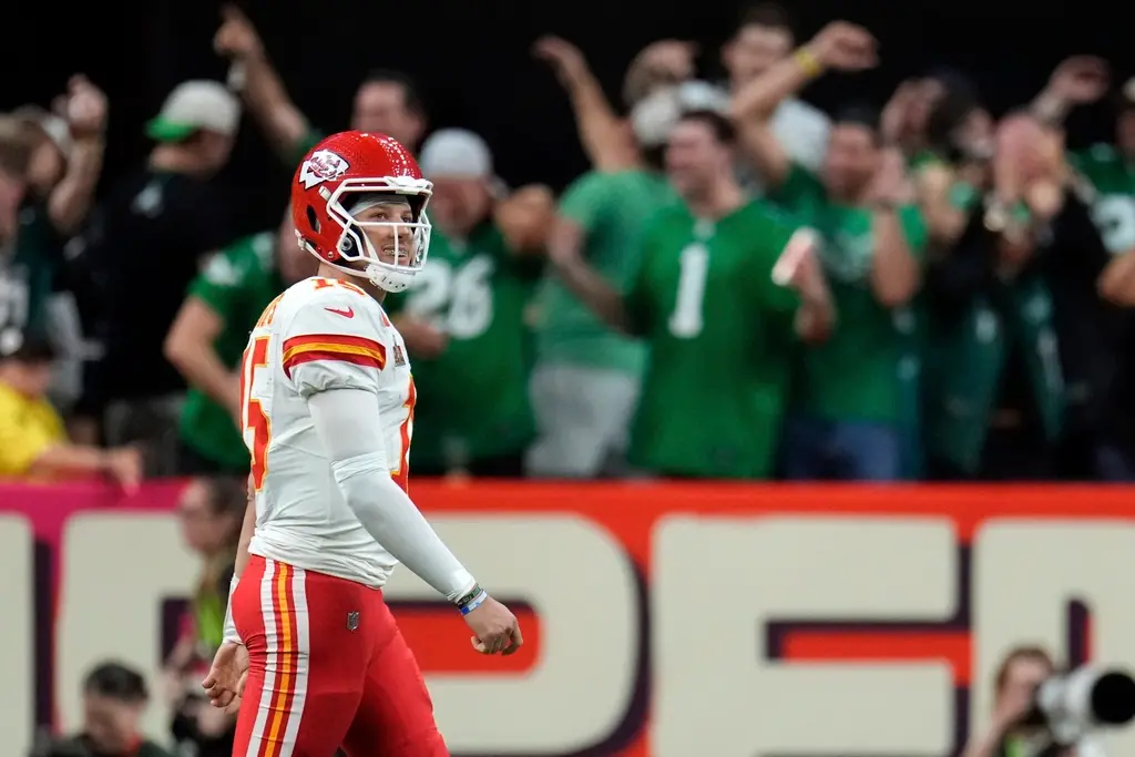 ▲超級盃在今（10）日開打，原先被看好完成超級盃三連霸的堪薩斯酋長，此戰對上費城老鷹表現迷航，明星四分衛Patrick Mahomes本場遭老鷹擒殺6次，寫下生涯單場被擒殺最多次紀錄。（圖／美聯社／達志影像）